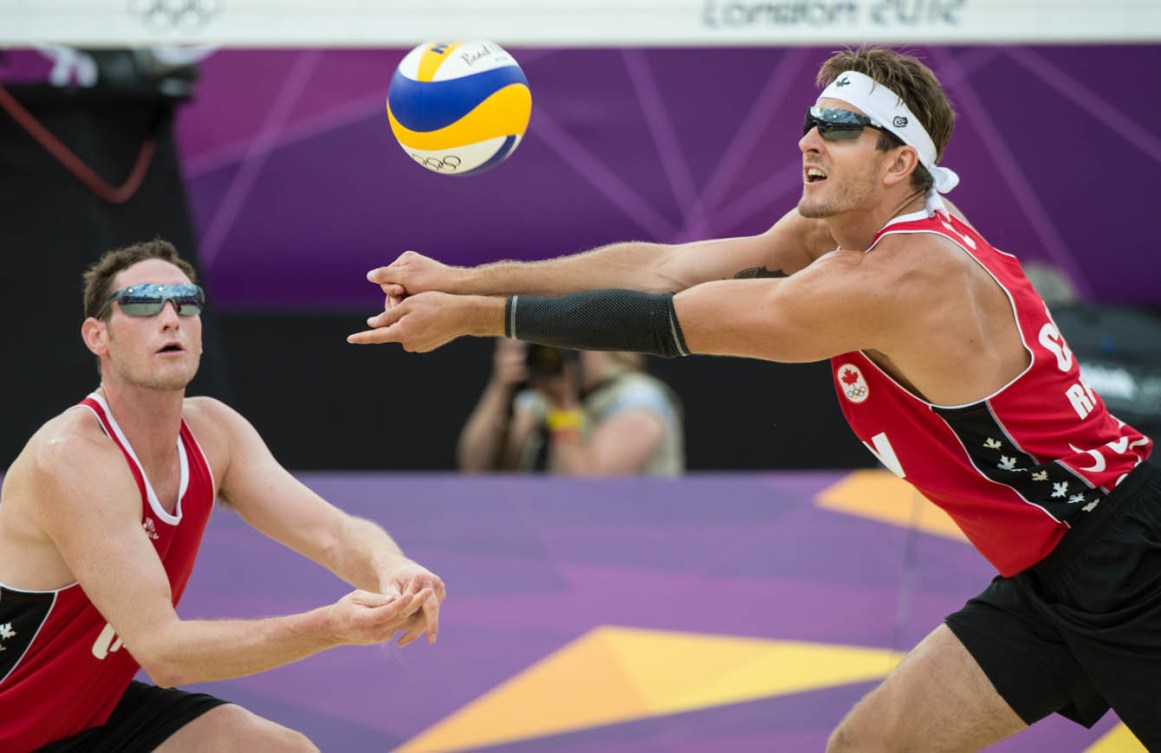 Joshua Binstock et Martin Reader se précipitent vers le ballon lors d'un match à Londres