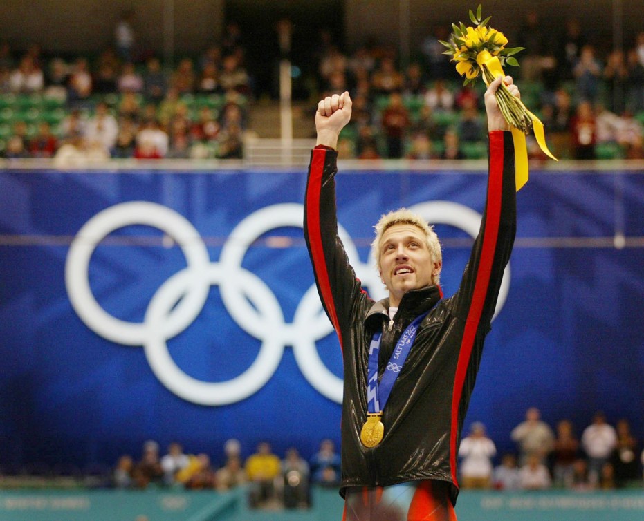 Marc Gagnon célèbre après avoir remporté une médaille d'or aux Jeux de Salt Lake City, en 2002.