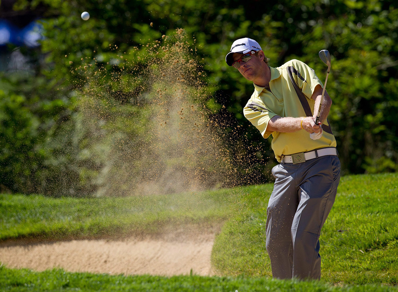 David Hearn frappant sa balle hors de la fausse de sable