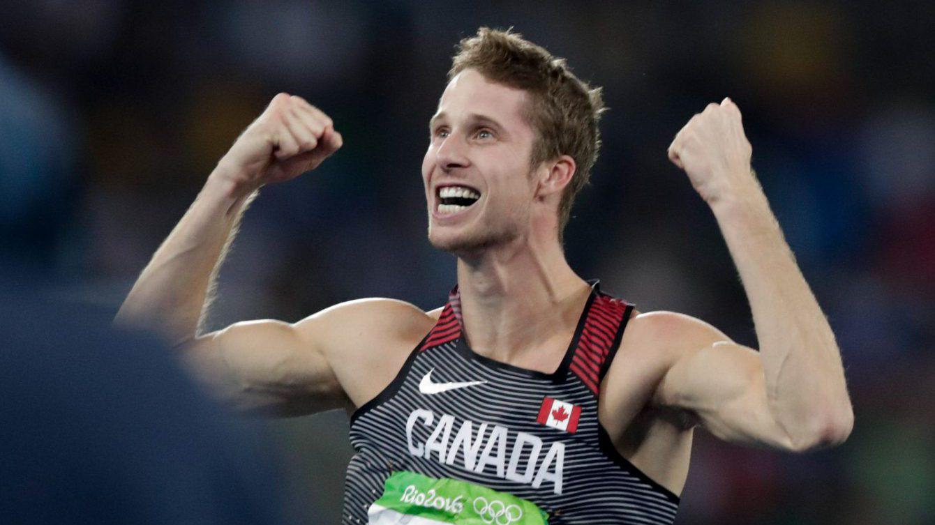 Derek Drouin célèbre sa médaille d'or aux Jeux olympiques de Rio, le 16 août 2016. (Photo/ COC Jason Ransom)