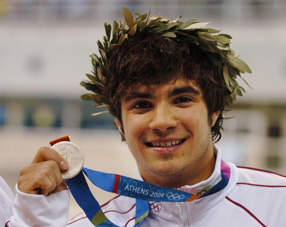 Alexandre Despatie et sa médaille d'argent remportée au tremplin de 3 m aux Jeux olympiques de 2004, à Athènes. (CP PHOTO/COC/Andre Forget).
