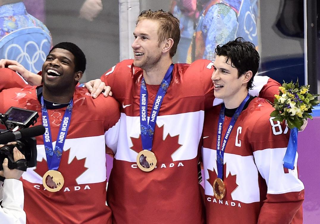 P.K. Subban, Jeff Cater et Sidney Crosby lors de la remise des médailles aux Jeux olympiques de Sotchi, le 23 février 2014. THE CANADIAN PRESS/Nathan Denette