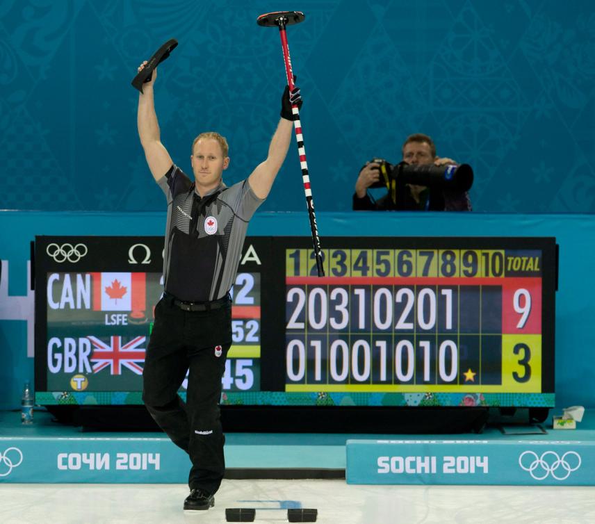 Brad Jacobs célèbre la victoire du Canada sur la Grande-Bretagne en finale du tournoi olympique de curling masculin de Sotchi, le 21 février 2014. (AP Photo/Wong Maye-E)