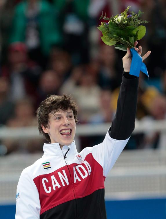 Charle Cournoyer lors de la cérémonie des fleurs de l'épreuve du 500 m aux Jeux olympiques de Sotchi, le 21 février 2014. THE CANADIAN PRESS/Paul Chiasson