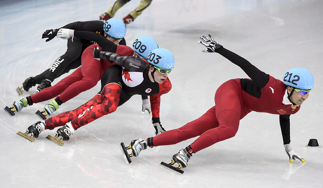 Charle Cournoyer derrière le Chinois Wu Dajing lors de la finale du 500 m à Sotchi 2014, le 21 février 2014. THE CANADIAN PRESS/Paul Chiasson