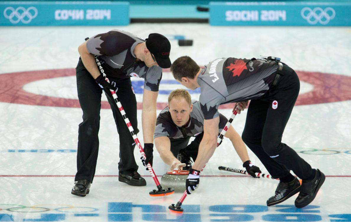 Brad Jacobs dirige ses coéquipiers lors de la finale du tournoi olympique de curling masculin, le 21 février 2014 à Sotchi. (AP Photo/Wong Maye-E)