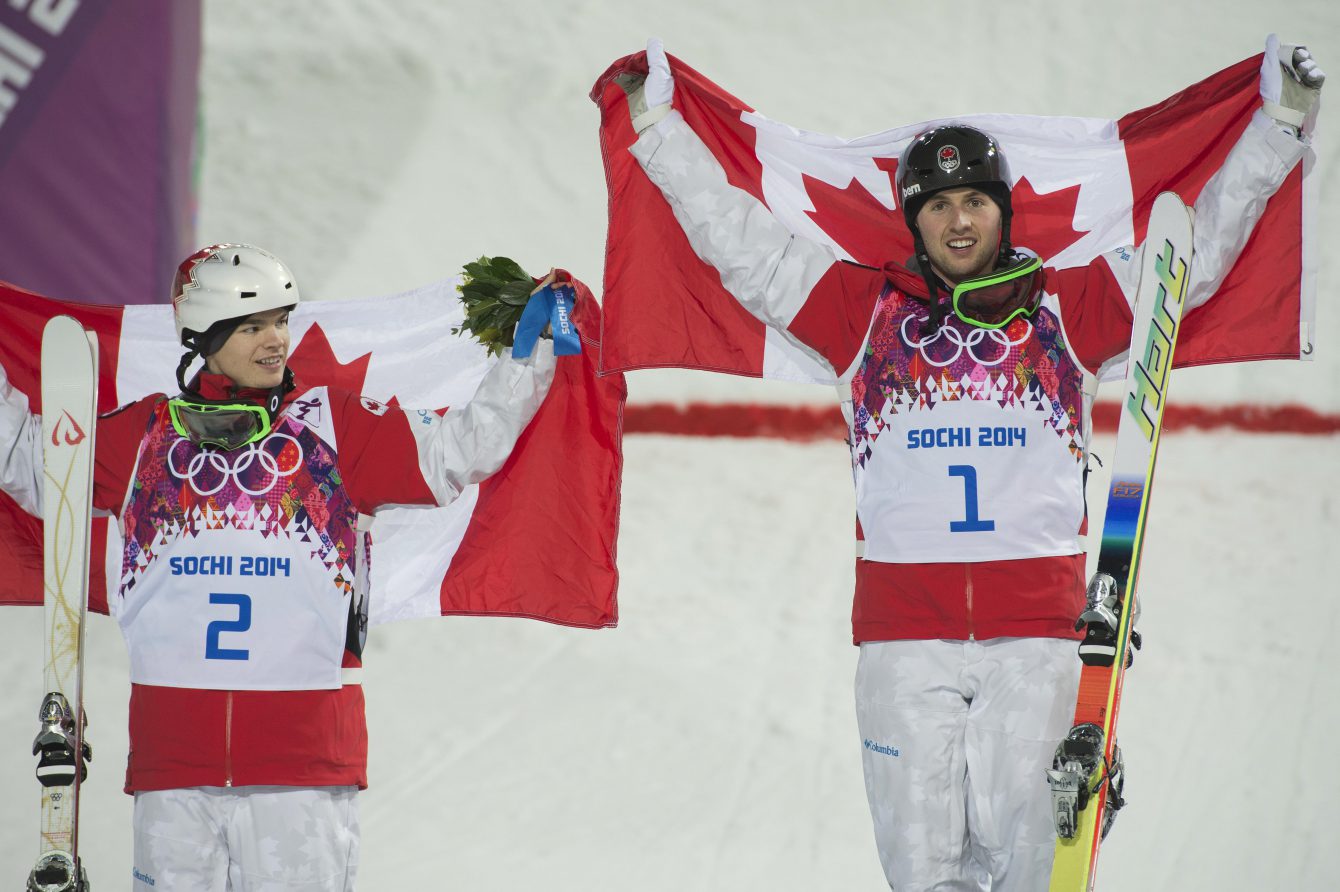 Alexandre Bilodeau et Mikaël Kingsbury ont décroché respectivement l'or et l'argent à l'épreuve masculine de ski sur bosses aux Jeux olympique de Sotchi, le 10 février 2014.