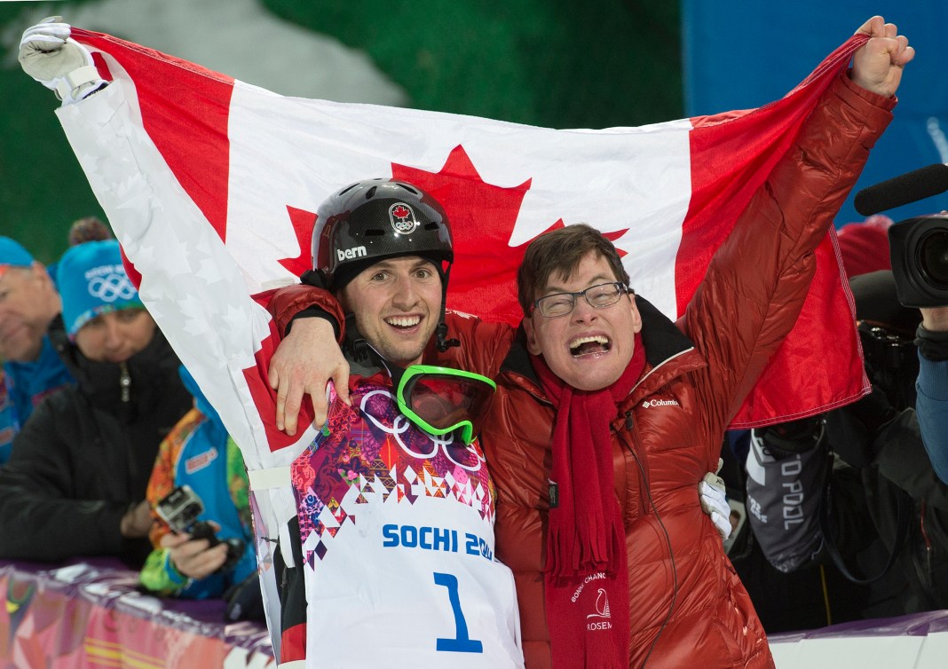 Alex Bilodeau et son frère tiennent le drapeau canadien