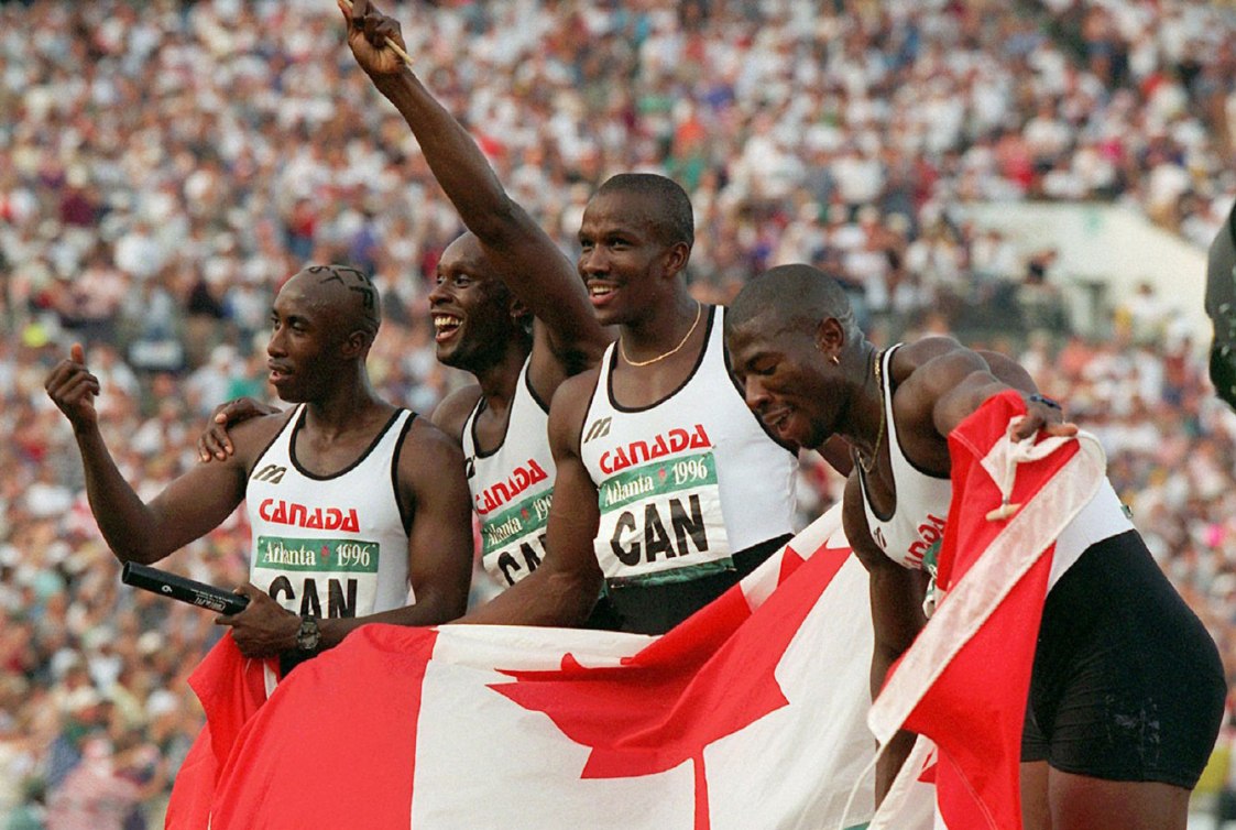 (De gauche à droite) Esmie, Surin, Bailey et Gilbert gagnent la médaille d’or au relais 4 x 100 m, soit la deuxième médaille d’or du Canada à ces jeux.