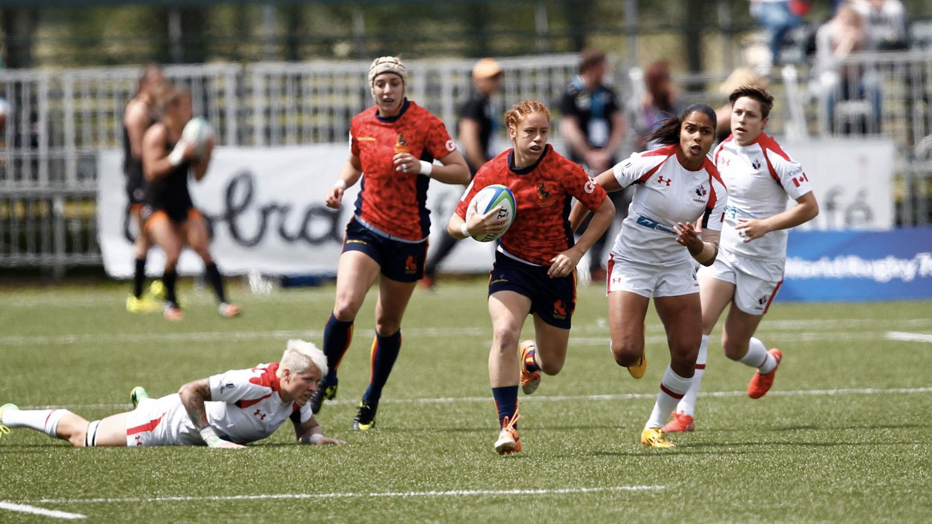 Magali Harvey tente de rattraper l'Espagnole Barbara Plat lors du tournoi d'Amsterdam en Série mondiale de rugby à sept féminin, le 22 mai 2015 (Photo: Martin Seras Lima).