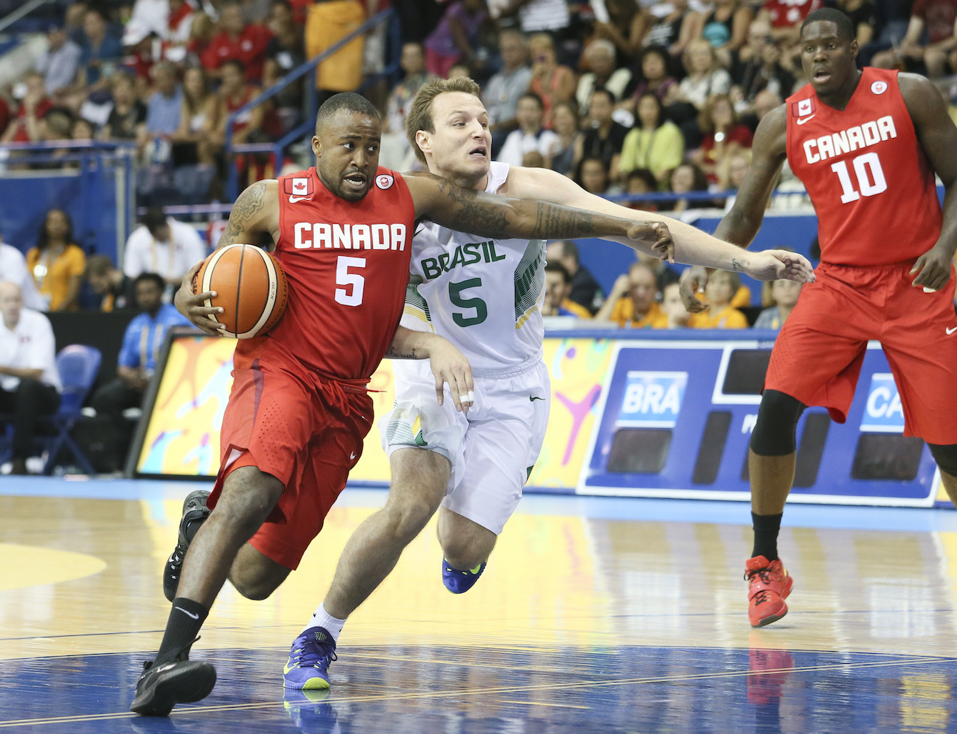 Le Canada et le Brésil dans un affrontement pour aller chercher la médaille d'or panaméricaine, le 25 juillet 2015. (Photo by Mike Ridewood/COC)