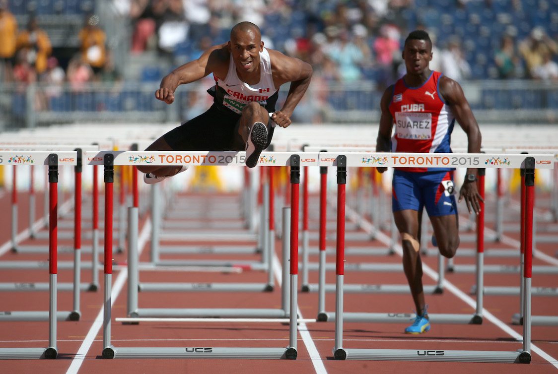 Damian Warner excelle particulièrement en course à la haie dans l'épreuve du décathlon.