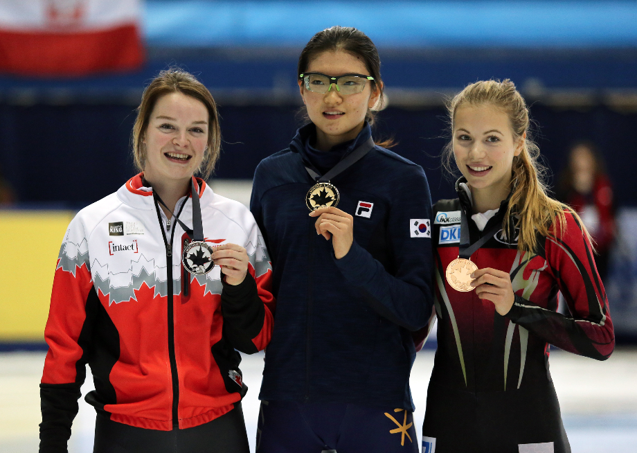 Kim Boutin (à gauche) sur le podium après avoir remporté la médaille d'argent sur 1000 m à la Coupe du monde de patinage de vitesse sur courte piste de Montréal le 31 octobre 2015. (Photo: Greg Holz)