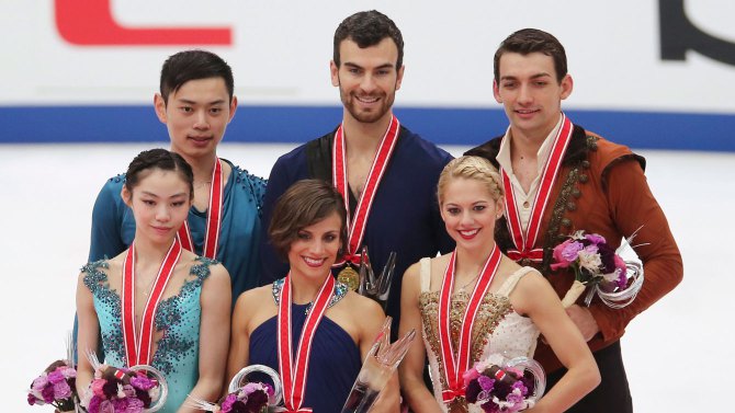 Meagan Duhamel et Eric Radford lors de la remise des médailles du Trophée NHK le 28 novembre 2015.