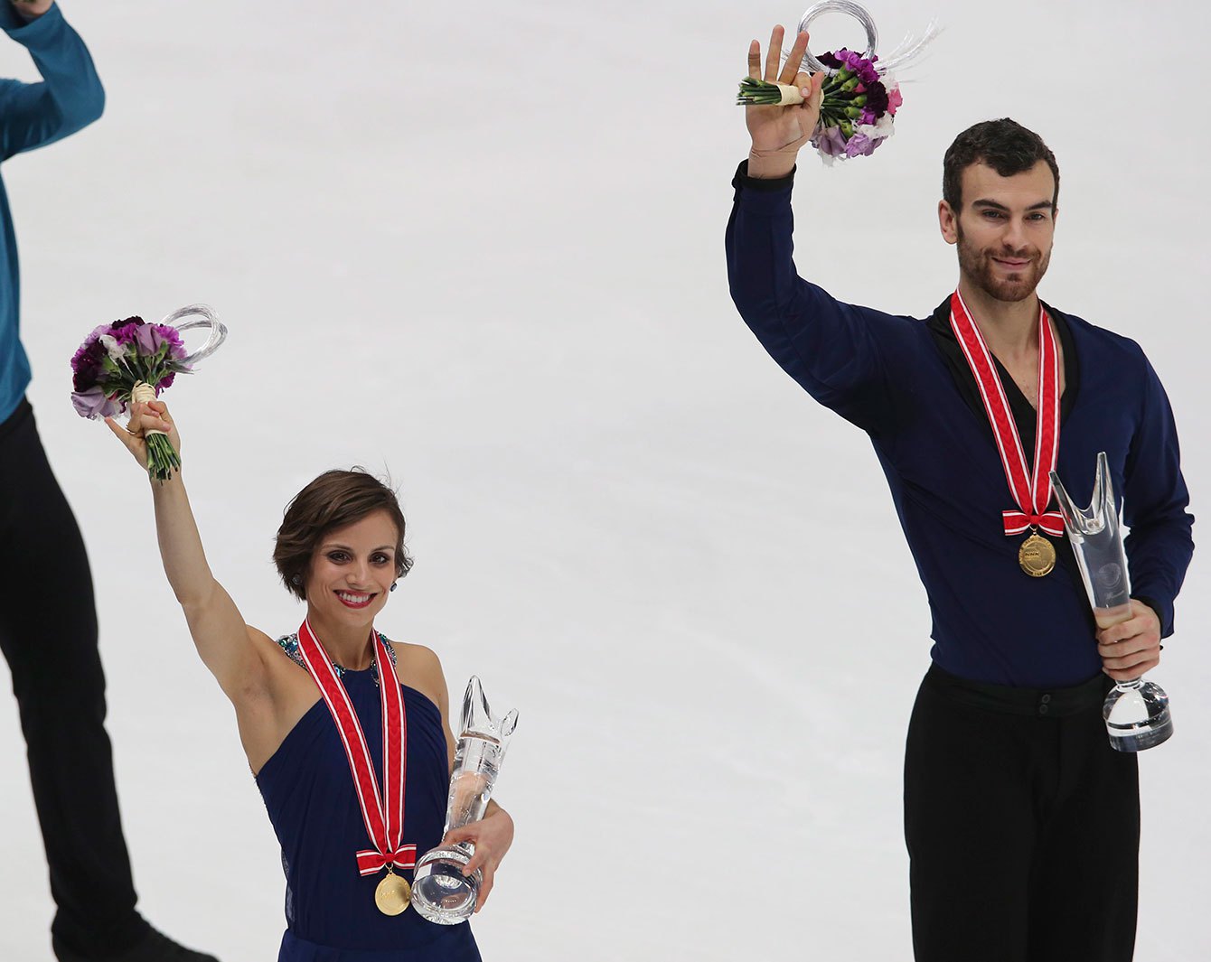 Meagan Duhamel et Eric Radford lors de la remise des médailles du Trophée NHK le 28 novembre 2015.