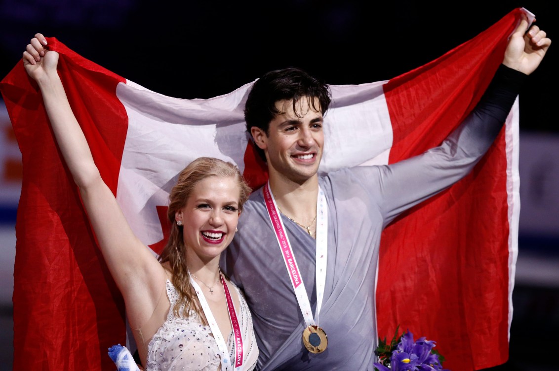 Kaitlyn Weaver et Andrew Poje célèbrent après leur victoire à la Finale du Grand Prix de l'ISU à Barcelone en Espagne, le 12 décembre 2015. (AP Photo/Manu Fernandez)