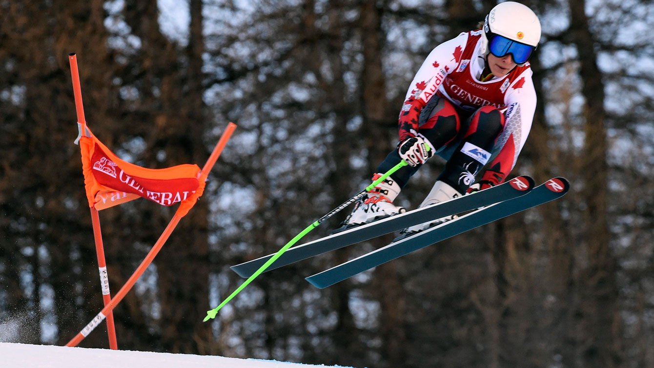 Larisa Yurkiw pendant l’épreuve de descente à Val d’Isère, en France le 19 décembre 2015. 