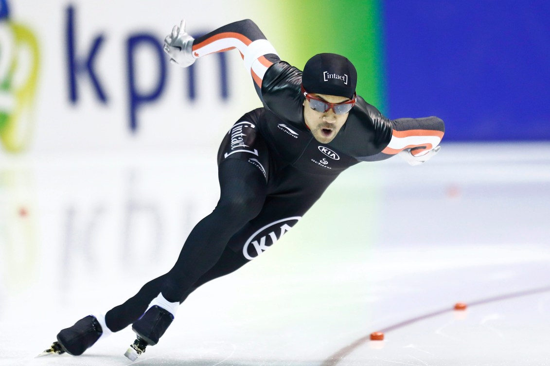 Gilmore Junior pendant l'épreuve du 500 m à la Coupe du monde de Heerenveen, aux Pays-Bas, le 13 décembre 2015. (AP Photo/Peter Dejong)