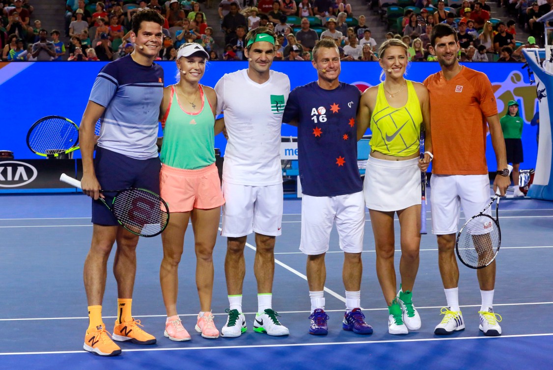 Milos Raonic (gauche) s'est joint à Caroline Wozniacki, Roger Federer, Lleyton Hewitt, Victoria Azarenka et Novak Djokovic pour un match d'exhibition à l'Arène Rod Laver le samedi 16 janvier 2016.(AP Photo/Rafig Maqbool)