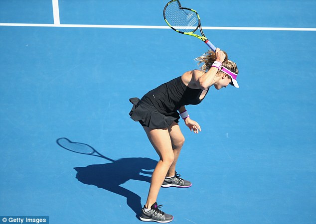 Eugenie Bouchard fracasse sa raquette après une deuxième manche décevante contre Dominika Cibulkova, le 15 janvier 2015 (Photo : Getty)