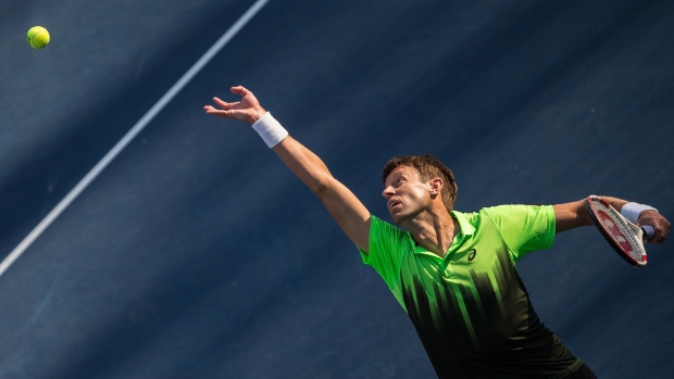 Daniel Nestor au service au tournoi international Apia de Sydney, le 10 janvier 2016. (Photo : GEOFF ROBINS/AFP/Getty Images)