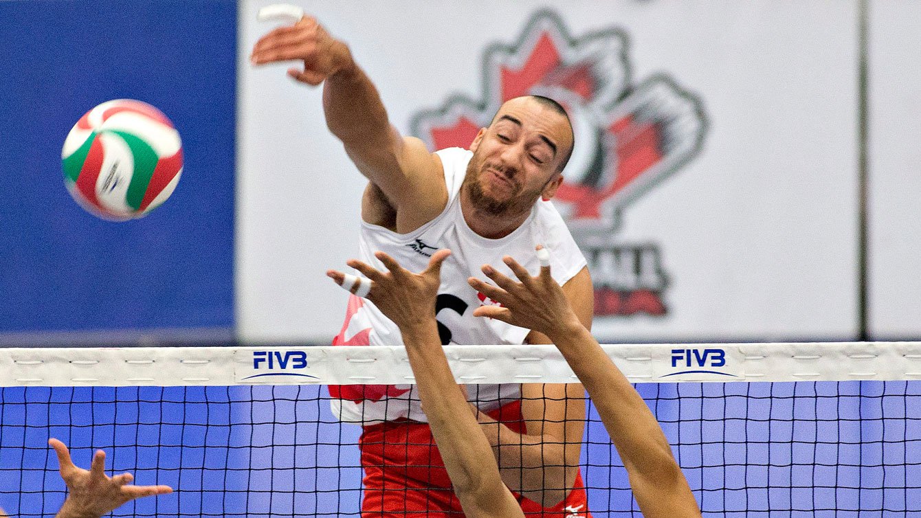 Justin Duff effectue un smash lors du match contre Porto Rico, le 9 janvier 2016