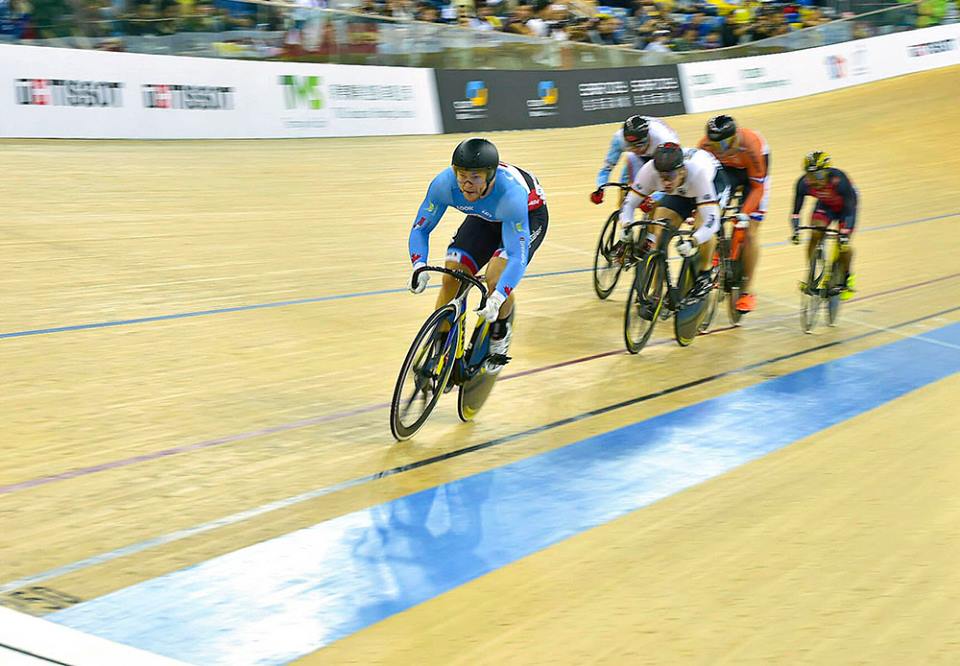 Hugo Barrette en tête lors de la finale du Keirin à la Coupe du monde UCI de Hong Kong, le 16 janvier 2016. 