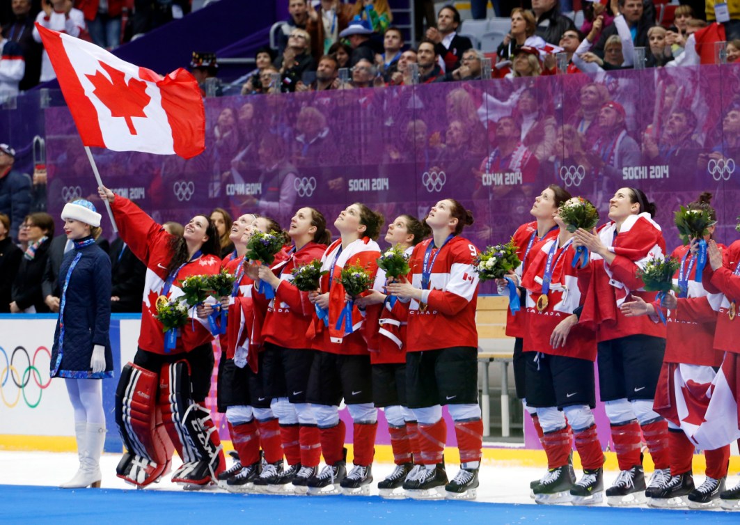 Meghan Agosta, Brianne Jenner, Rebecca Johnston, Laura Fortino, Charline Labonté, Jocelyne Larocque, Meaghan Mikkelson, Marie-Philip Poulin, Lauriane Rougeau, Natalie Spooner, Jennifer Wakefield, Tara Watchorn et Hayley Wickenheiser ont remporté l'or à Sotchi en défaisant les Américaines en prolongation. (AP Photo/Mark Humphrey)