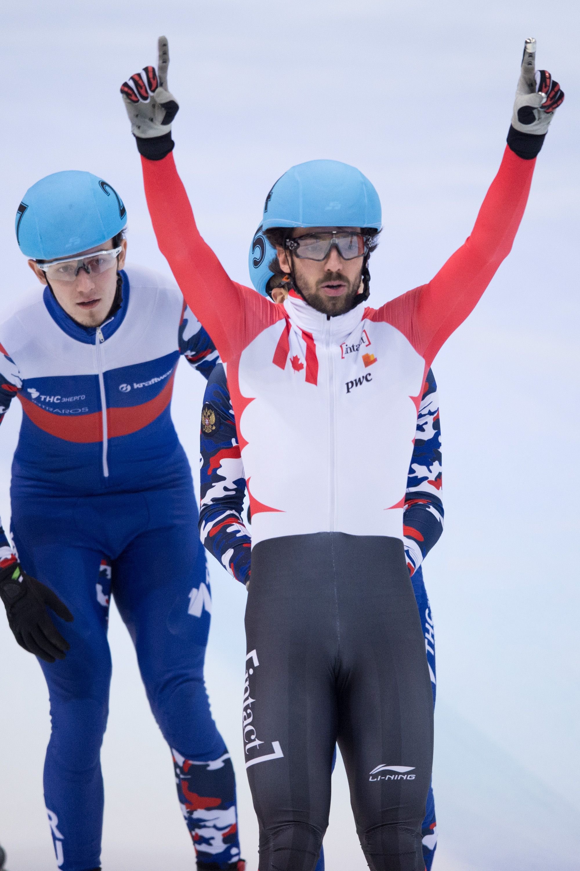 Charles Hamelin franchit la ligne d'arrivée le premier au 500m à la Coupe du monde de Dresden, le 7 février 2016. (Sebastian Kahnert/dpa via AP)