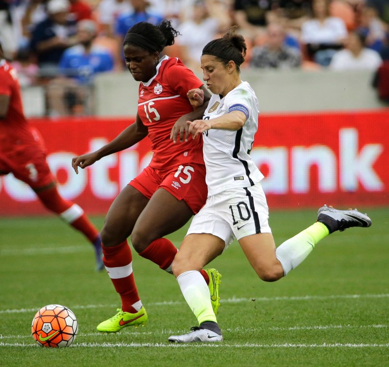 Nichelle Prince fait pression sur l'Américaine Carli Lloyd pendant le match de finale du tournoi de qualification olympique CONCACAF, le 21 février 2016, à Houston. (AP Photo/David J. Phillip)