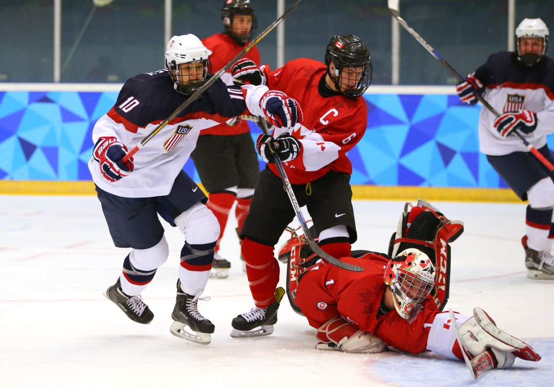 Le Canadien Alexis Gravel (à droite) ne peut arrêter le tir de TJ Walsh (absent de la photo) sous les yeux de l’Américain Jonathan Gruden (à gauche) pendant la finale du tournoi masculin de hockey sur glace opposant le Canada et les États-Unis à l’aréna Kristins lors des Jeux olympiques de la jeunesse d’hiver à Lillehammer, en Norvège, le 21 février 2016. Photo : Al Tielemans pour YIS/CIO. Image fournée par YIS/CIO.