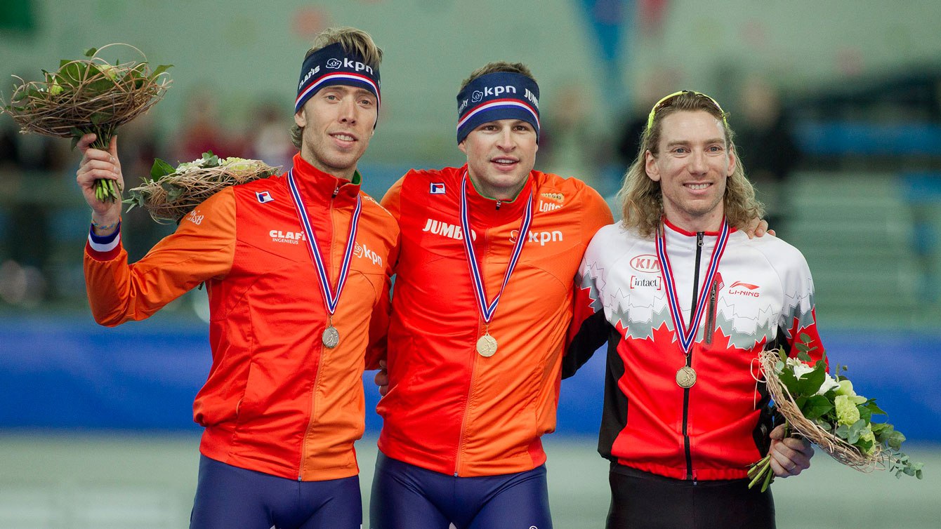 Ted-Jan Bloemen (à droite) en compagnie du médaillé d'or Sven Kramer et le médaillé d'argent Jorrit Bergsma des Pays-Bas.