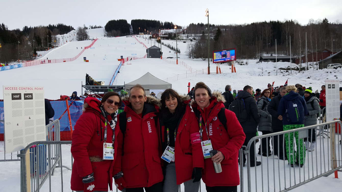 Isabelle Charest, Eric Mitchell et Équipe Canada au pied des pentes olympiques de Hafjell.