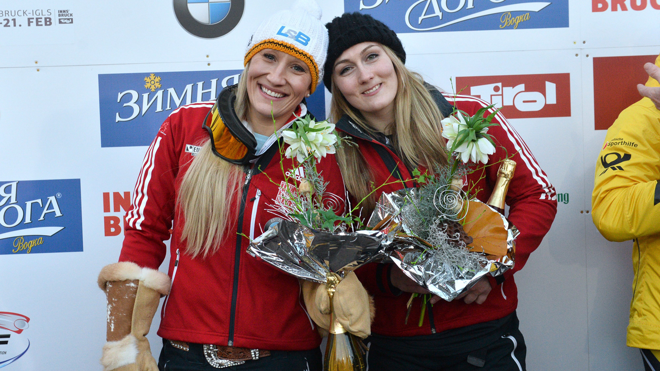 Kaillie HUmphries et Melissa Lotholz lors de la remise des médailles des Championnats du monde de Bobsleigh, le 13 février 2016 à Igls (Autriche).