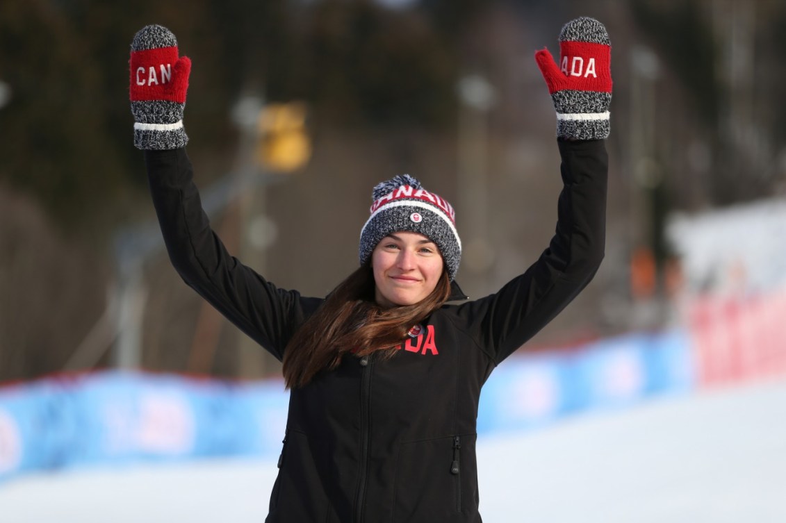 La médaillée d’argent Ali Nullmeyer (CAN) sur le podium à l’issue de l’épreuve féminine de slalom de ski alpin au centre de ski olympique Hafjell lors des Jeux olympiques de la jeunesse d’hiver à Lillehammer, en Norvège, le 18 février 2016. Photo : Jed Leicester pour YIS/CIO. Image fournie par YIS/CIO.