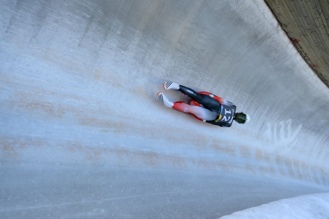 Le Canadien Reid Watts pendant l’épreuve du simple hommes en luge au centre des sports de glisse de Lillehammer lors des Jeux olympiques de la jeunesse d’hiver à Lillehammer, en Norvège, le 14 février 2016. Photo : Thomas Lovelock pour YIS/CIO. Image fournie par YIS/CIO.