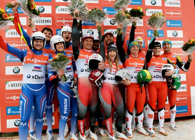 L'équipe canadienne de relais célèbre sa victoire à la dernière Coupe du monde de la saison, à Winterberg (Allemagne), le 21 février 2016. (Photo : FIL)