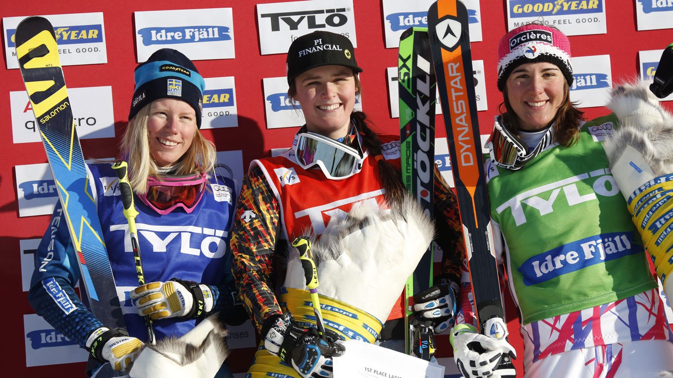 Marielle Thompson sur la plus haute marche du podium à la Coupe du monde FIS de Idre Fjall, en Suède, le 14 février 2016.