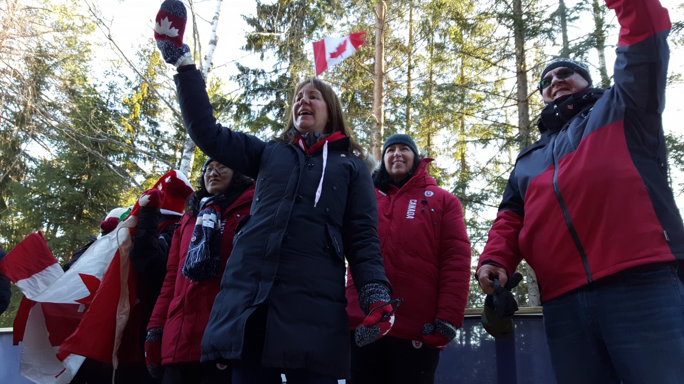 La famille Watts et d’autres partisans d’Équipe Canada encouragent Reid Watts au centre des sports de glisse de Lillehammer