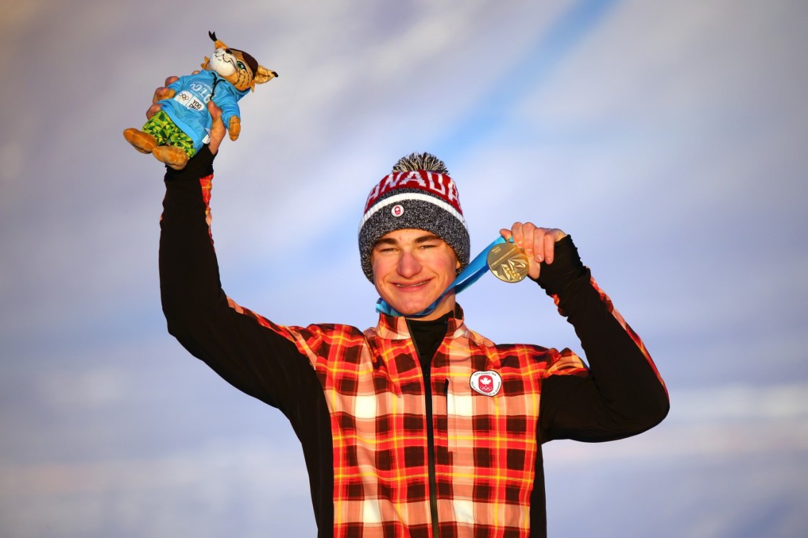 Le médaillé d’or Reece Howden (CAN) sur le podium après l’épreuve de ski cross hommes au parc Hafjell lors des Jeux olympiques de la jeunesse d’hiver à Lillehammer, en Norvège, le 15 février 2016. Photo : Simon Bruty pour YIS/IOC. Image fournie par YIS/IOC.
