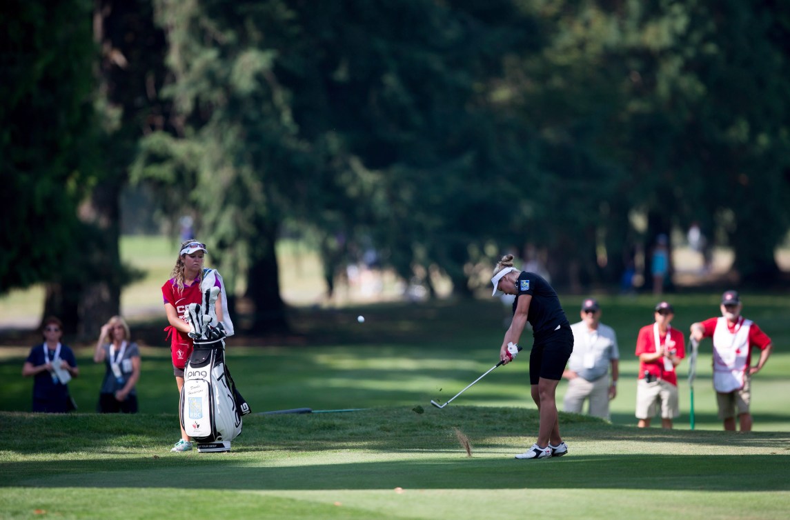 Brooke aime faire équipe avec sa soeur Brittany en tournoi. Bien plus qu'un simple caddie, Brittany sert de support moral pour sa soeur. THE CANADIAN PRESS/Darryl Dyck