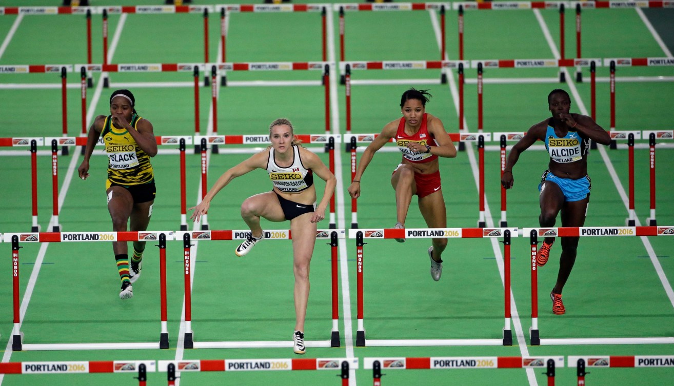 De gauche à droite, la Jamaïcaine Salcia Slack, la Canadienne Brianne Theisen Eaton, l'Américaine Kendell Williams Makeba Alcide de Saint-Lucia pendant l'épreuve du 60 m haies aux Mondiaux d'athlétisme en salle, à Portland, le 18 mars 2015. (AP Photo/Rick Bowmer)