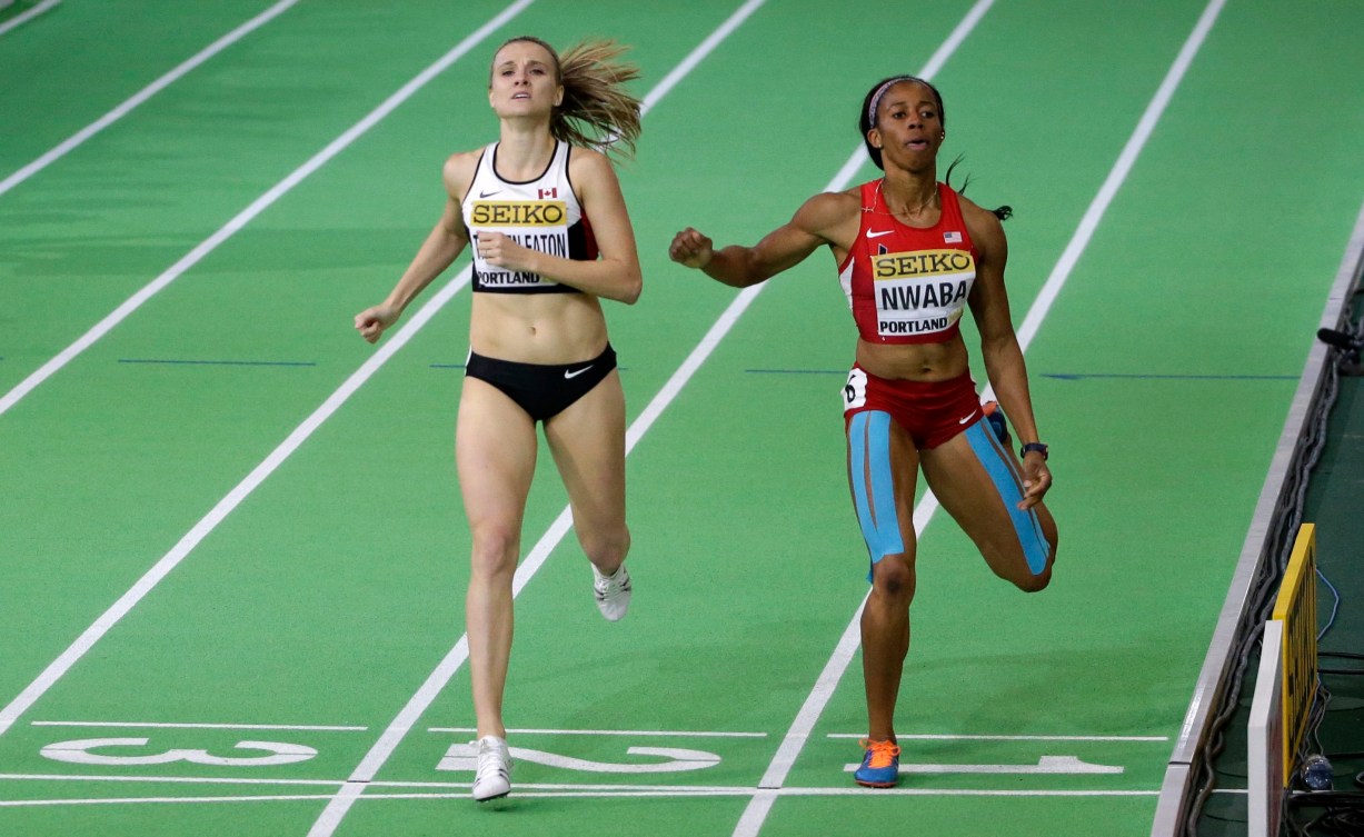 Brianne Theisen Eatondevance Barbara Nwaba au fil d'arrivée pour remporter le 800 m du pentathlon, aux Mondiaux d'athlétisme en salle, le 18 mars 2016. (AP Photo/Rick Bowmer)