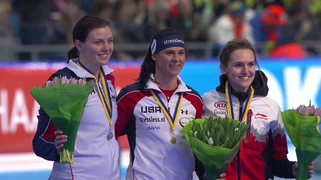 Heather McLean (à droite) lors de la cérémonie des médailles de la Coupe du monde de Heerenveen, le 13 mars 2016.