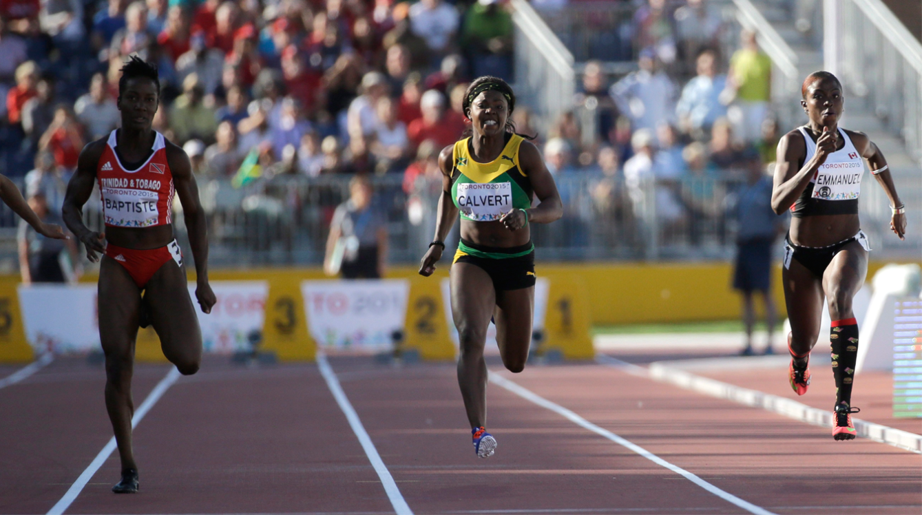 Kelly Ann Baptiste de Trinité et Tobago, à gauche, Schillonie Calvert de la Jamaïque, au centre, et Crystal Emmanuel du Canada lors de la demi-finale du 100 m à Toronto 2015. (AP Photo/Mark Humphrey)