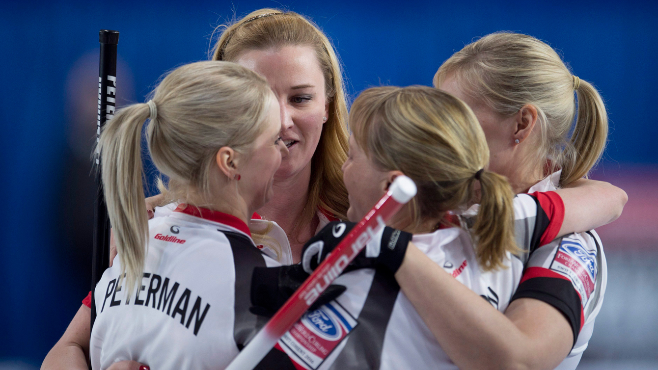 Équipe Canada célèbre sa victoire contre l’Écosse aux Mondiaux féminins de curling à Swift Current (Saskatchewan) le 24 mars 2016 (Photo : Jonathan Hayward).