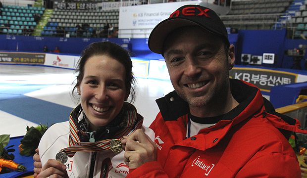 Marianne St-Gelais nous montre ses deux médailles remportées aux épreuves individuelles des Mondiaux de courte piste, le 12 mars 2016.