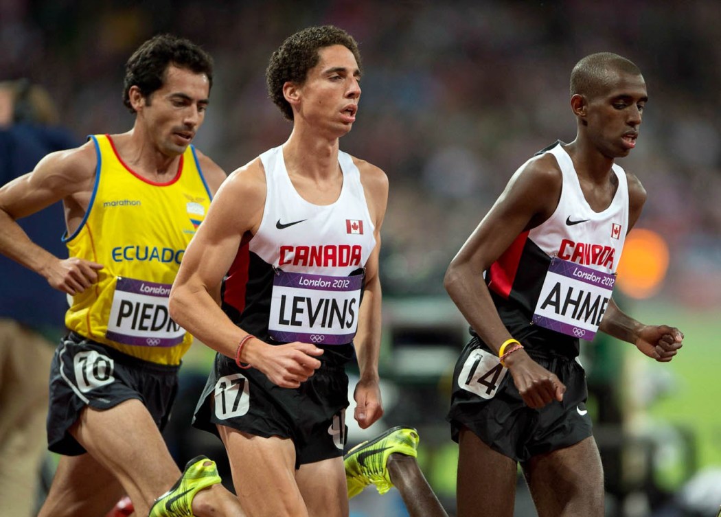 Cameron Levins, au centre, et Ahmed Mohammed, à droite, lors de la finale du 10 000 mètres des Jeux olympiques de 2012, à Londres. (Photo : CP/Ryan Remiorz)