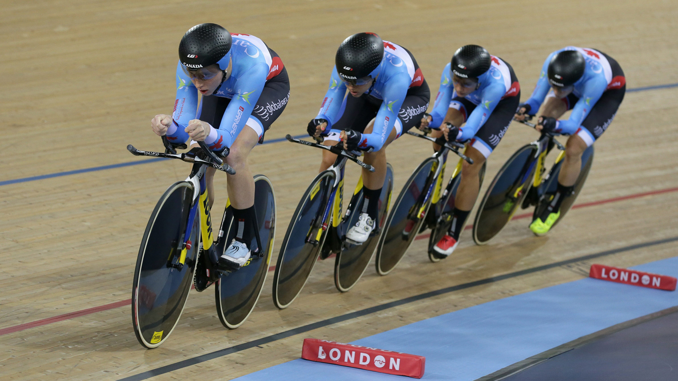 Allison Beveridge, Jasmin Glaesser, Kirsti Lay et Georgia Simmerling lors de la finale de l’épreuve de poursuite par équipes féminine aux Mondiaux de cyclisme sur piste, le 4 mars 2016 à Londres. (AP Photo/Tim Ireland)