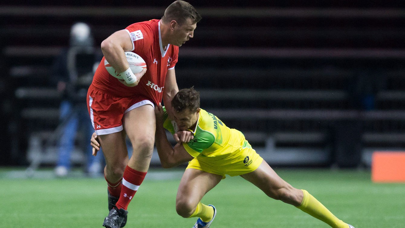 Adam Zeruba évite un plaqué contre l'équipe australienne.